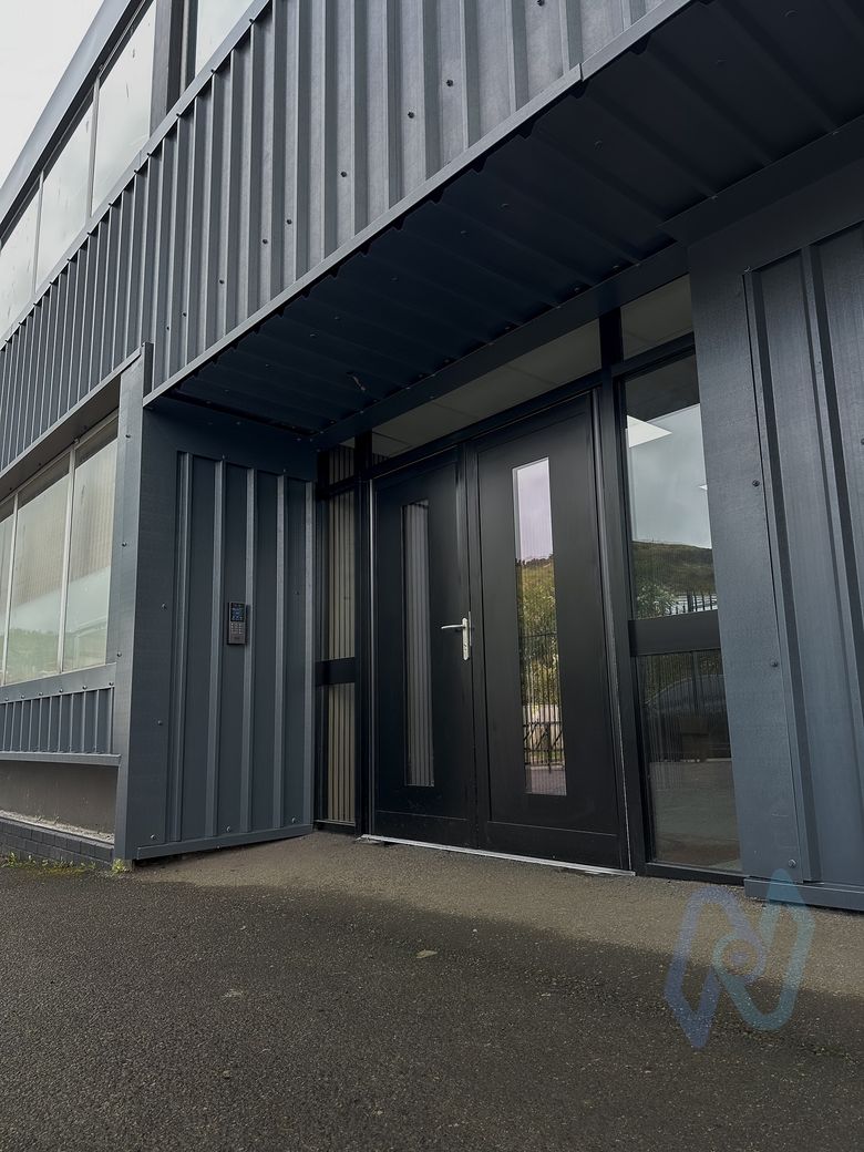The finished entrance: black Shopline aluminium doors and screen with the Akuvox X912K intercom beside them