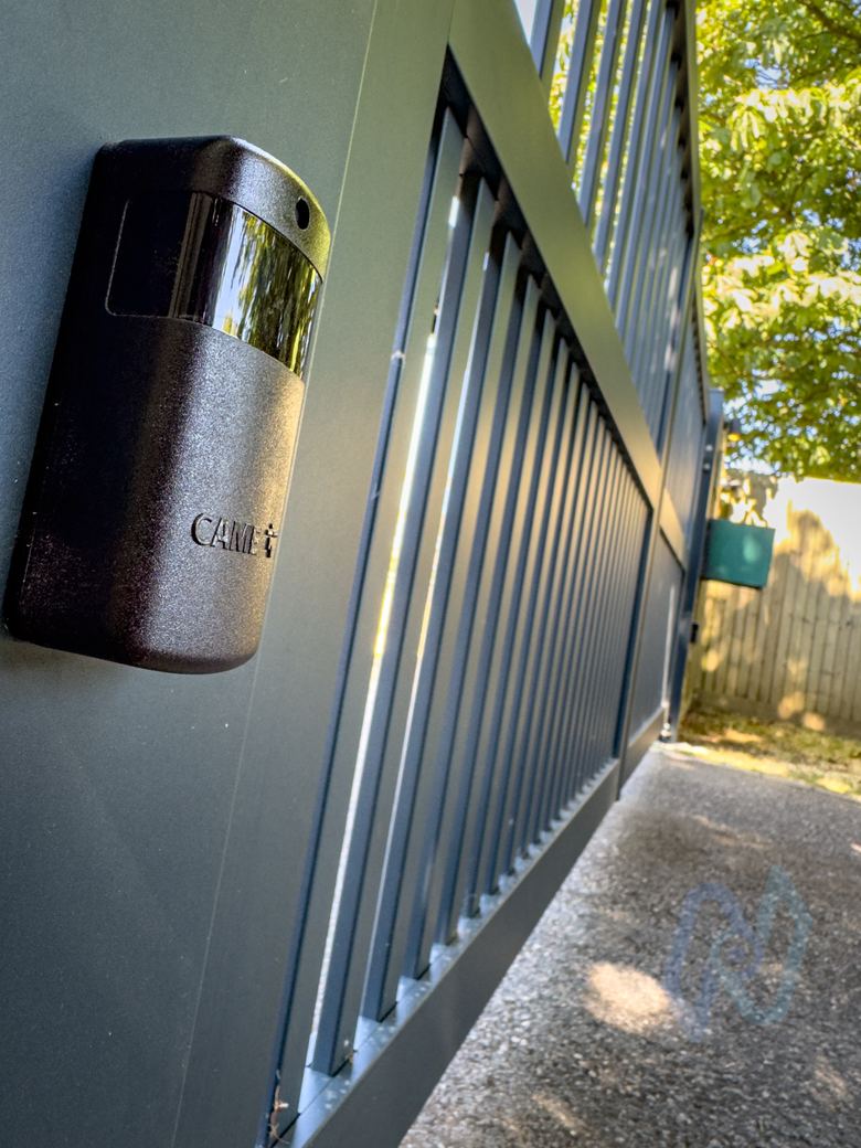 CAME device fitted to the gate post