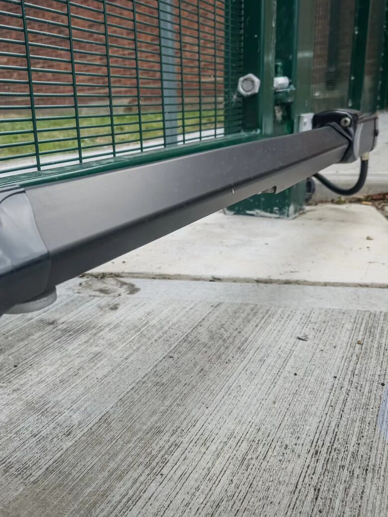 Fadini ram automating one of the swing gates