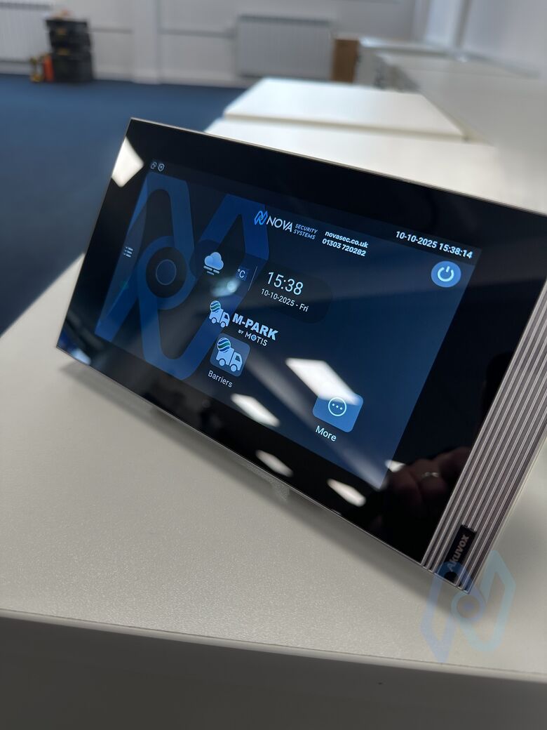An answering screen in the Motis office, with shortcuts to the M-PARK app and the barriers