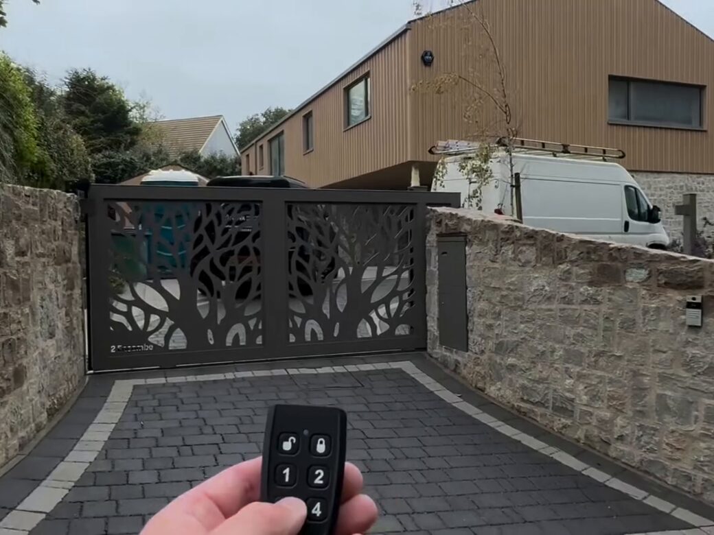 Opening the sliding gates with the Orisec fob from the driveway